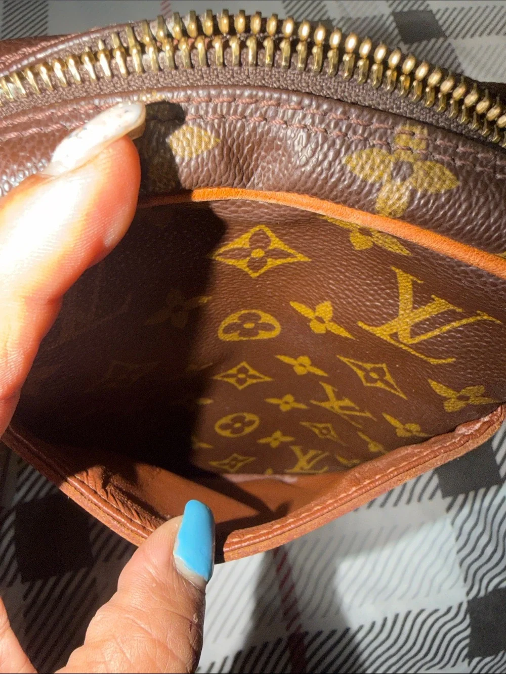 Louis Vuitton Monogram Canvas Small Messenger Bag .